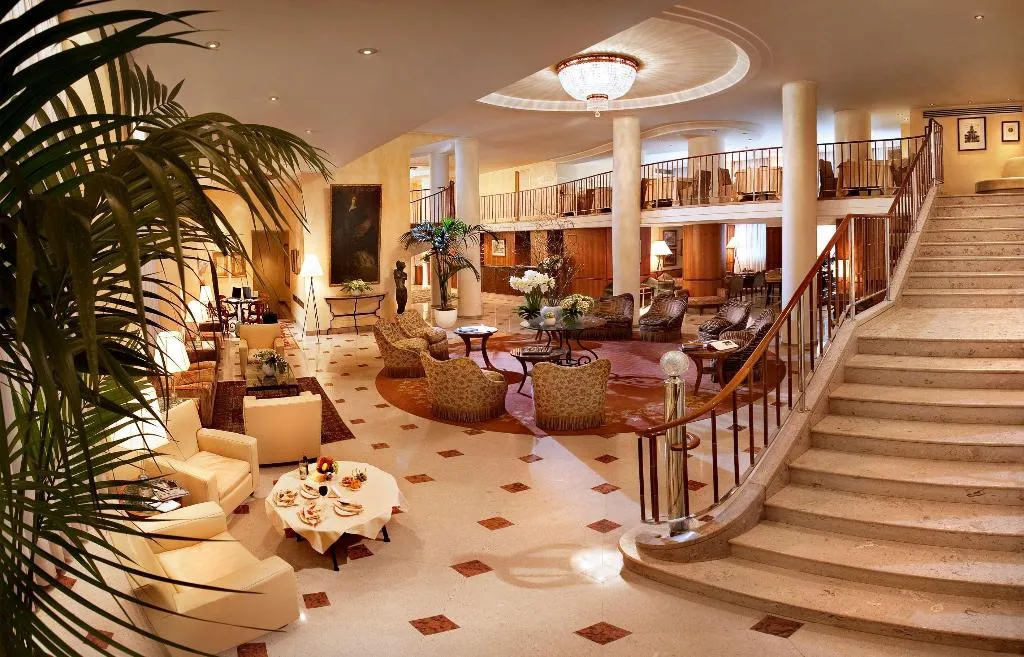 Lobby, Cavour, Milan