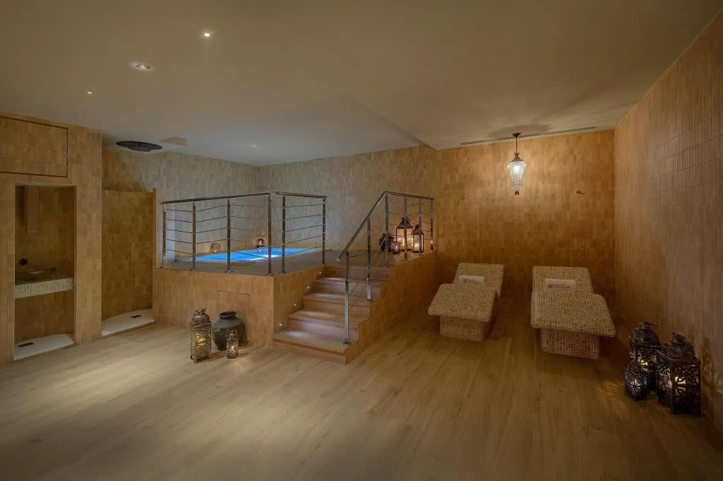 Sports and Entertainment, CoolRooms Palacio Villapanes 5 GL, Seville