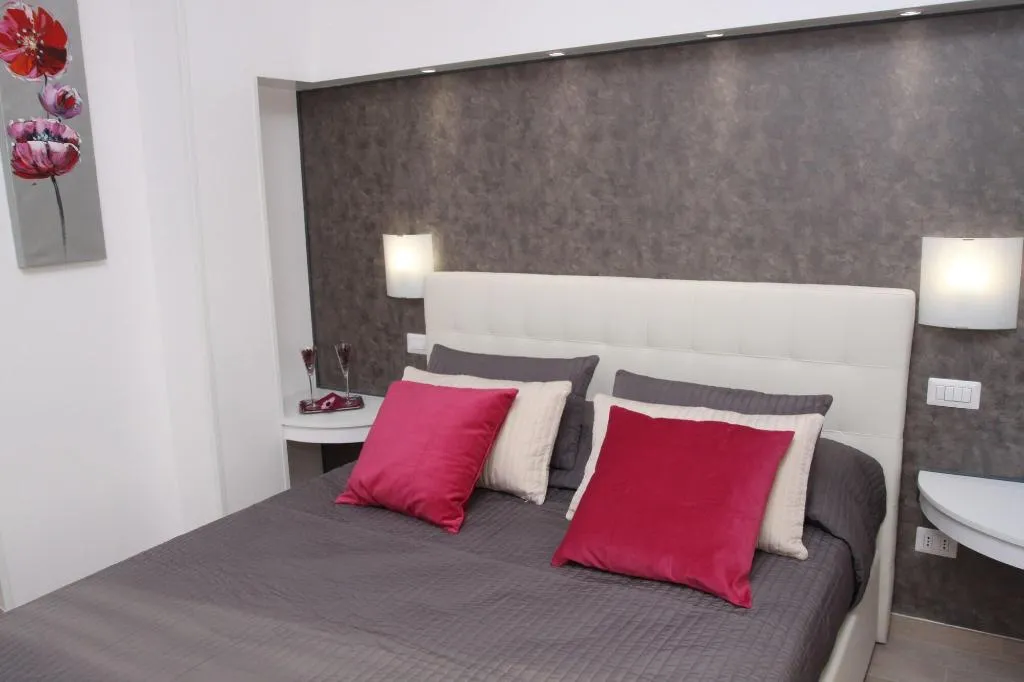 Room, Interno 2 Roma, Naples