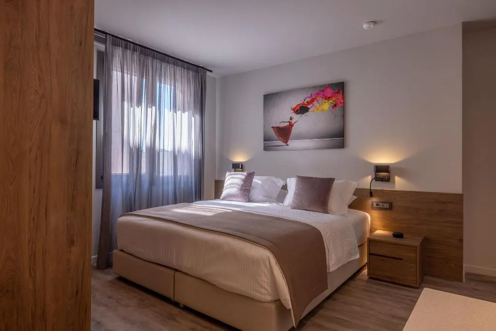 Room, Athens 507, Athens