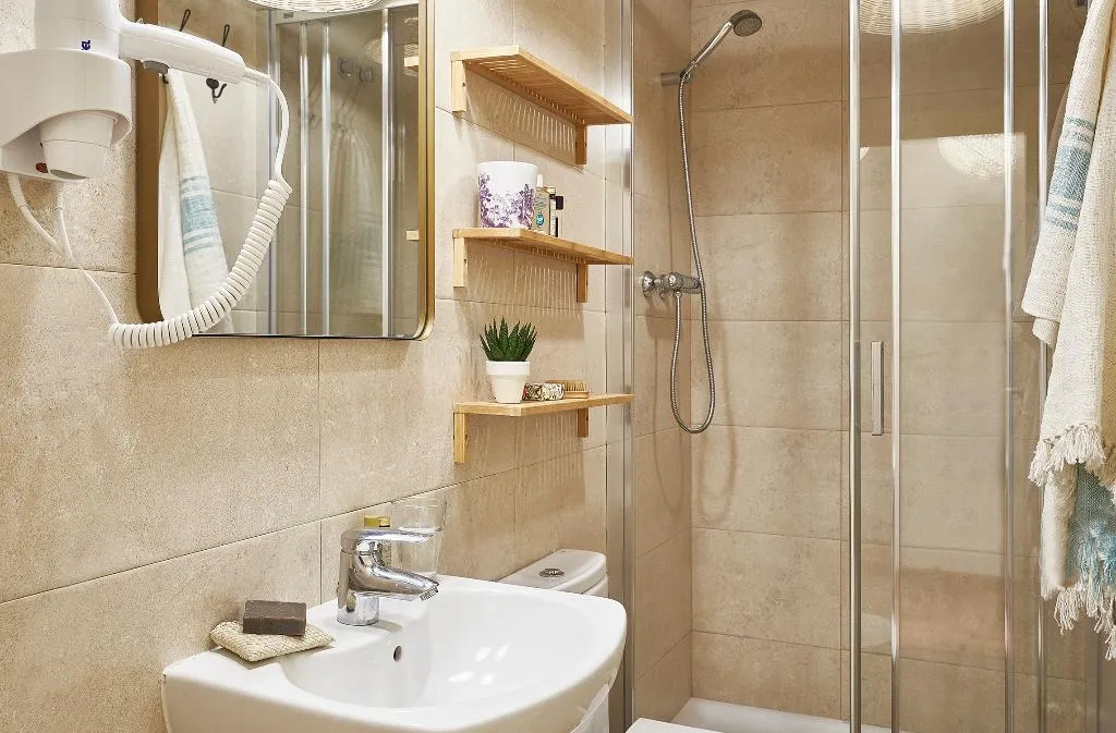 APARTMENT CAPACITY 5 THREE BEDROOM Room, Barcelona Sants Station Apartments, Barcelona