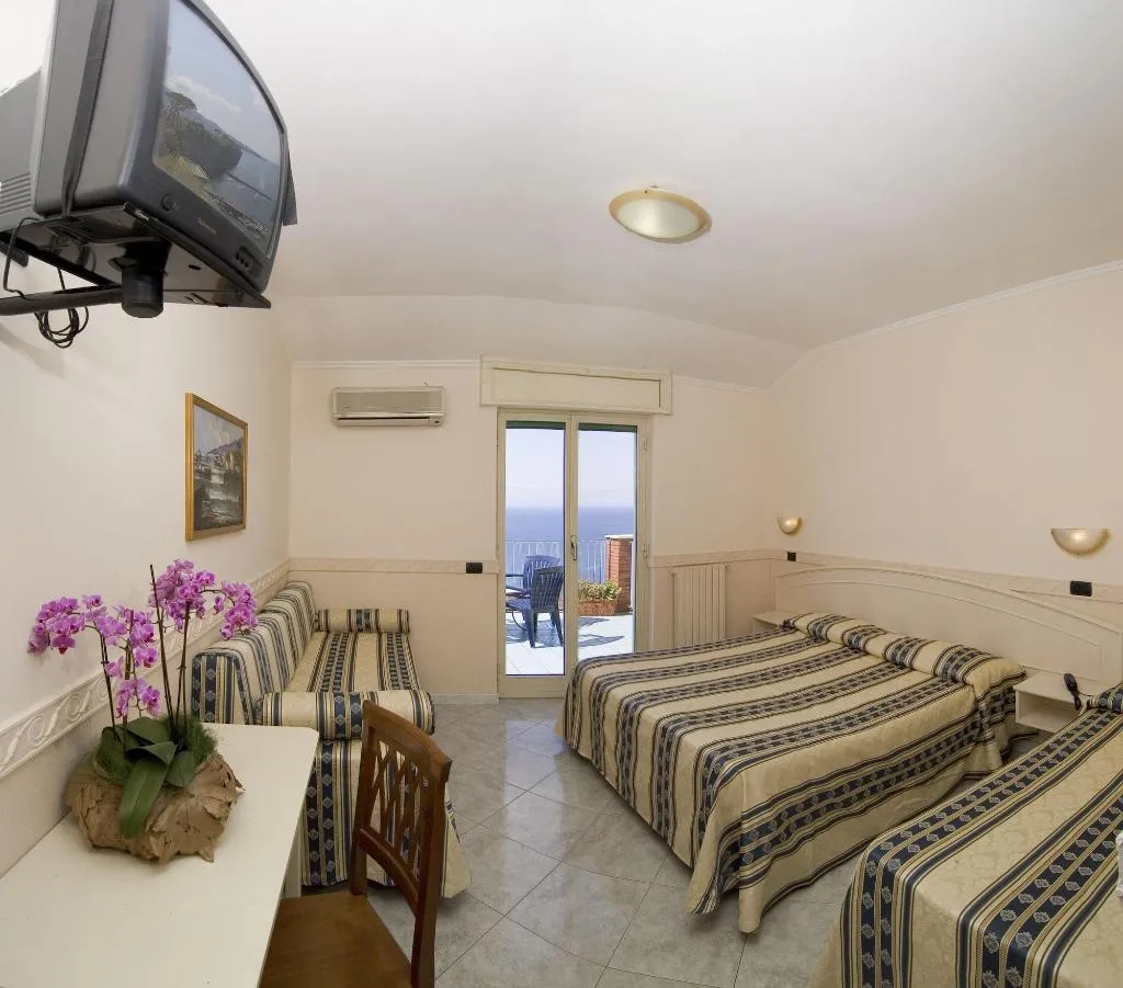 Room, Hotel Klein Wien, Naples