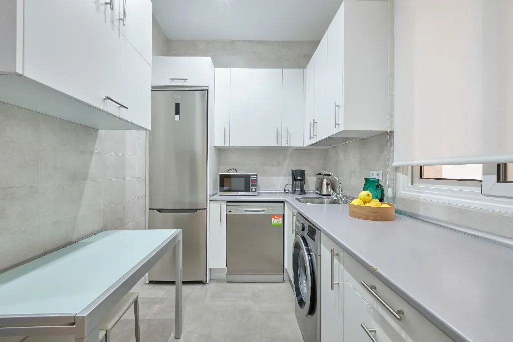 APARTMENT CAPACITY 10 Room, Apartamentos en Sol, Madrid