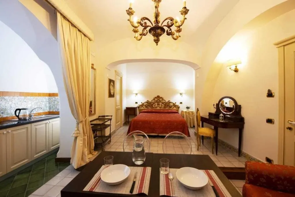 Room, Residenza Del Duca, Naples