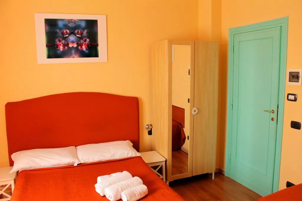 DOUBLE QUEEN SIZE BED Room, Colosseoinn, Naples