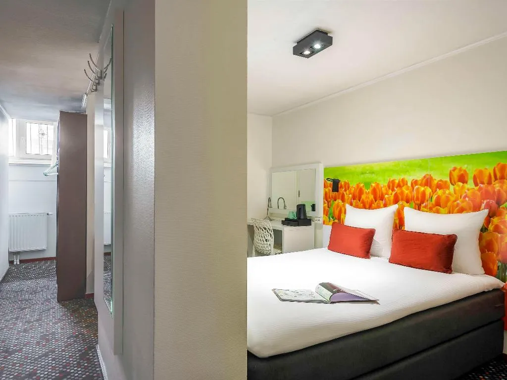 DOUBLE basement Room, Ibis Styles Amsterdam City, Amsterdam