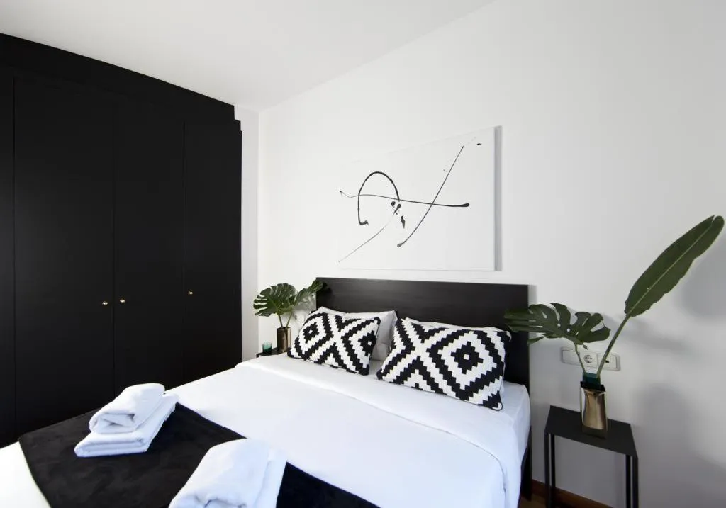 APARTMENT CAPACITY 3 TWO BEDROOMS Room, L'Aragó by The Streets, Barcelona