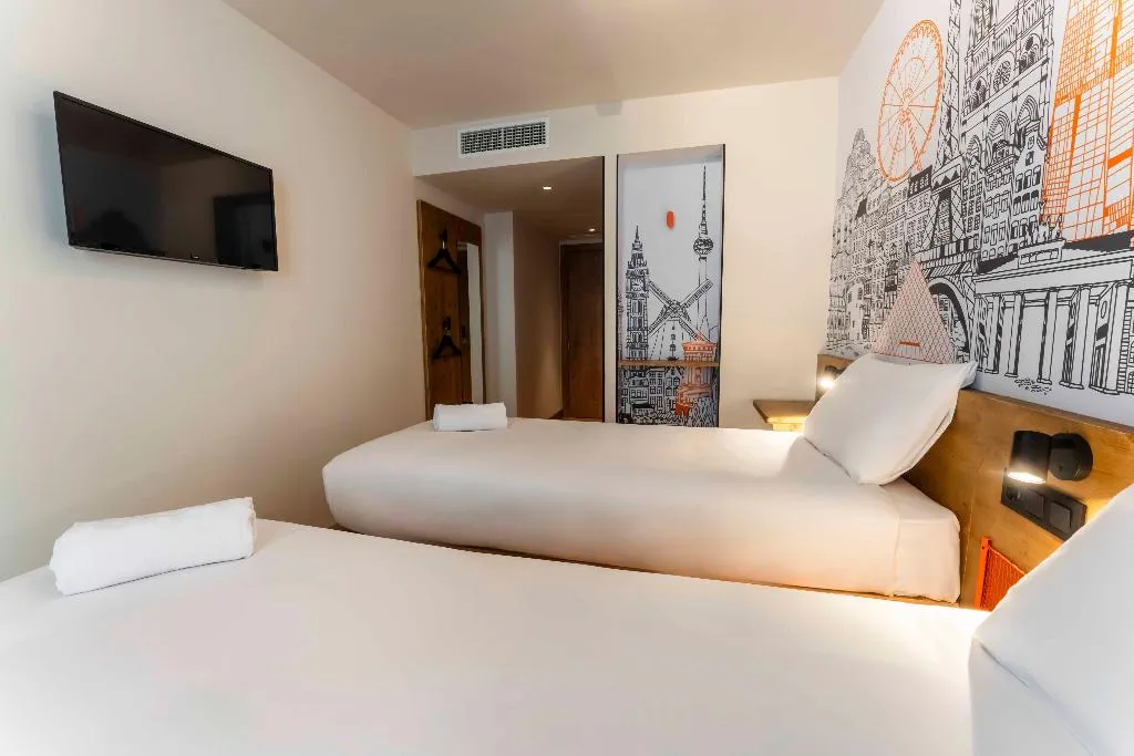 TWIN STANDARD Room, easyHotel Valencia Ciutat Vella, Valencia