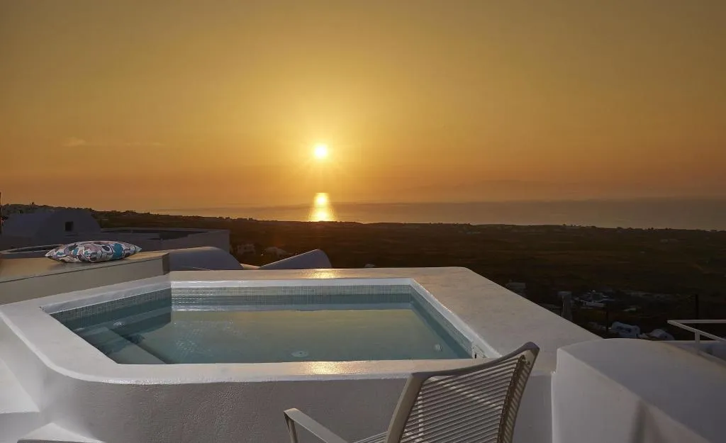 SUITE DELUXE WITH JACUZZI Room, Aperanto Suites, Santorini