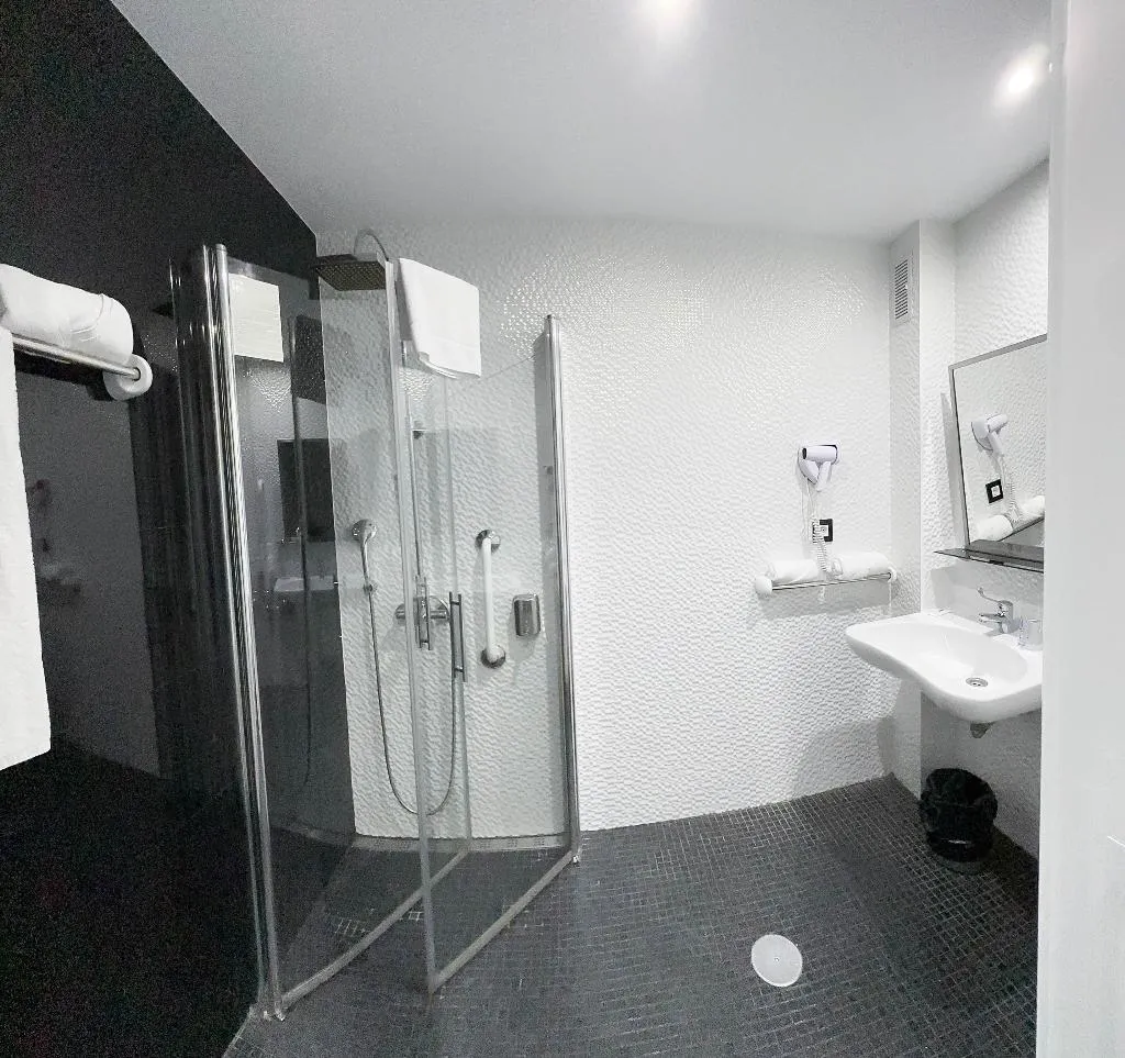TRIPLE STANDARD Room, Avenida de España, Madrid