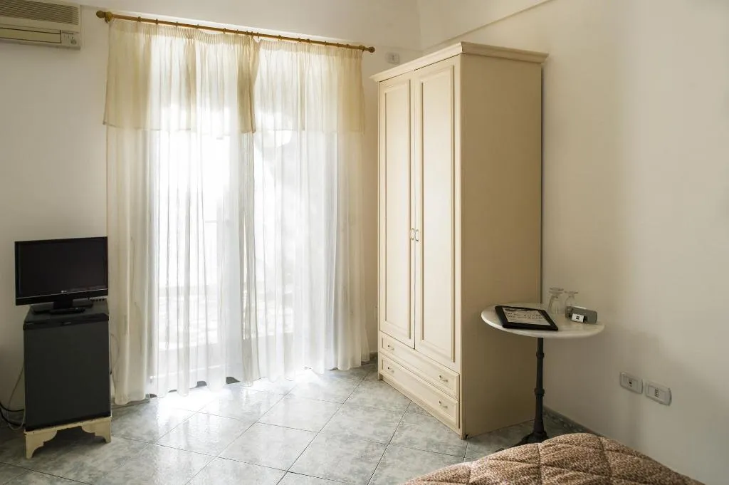 Room, La Maliosa D' Arienzo, Naples