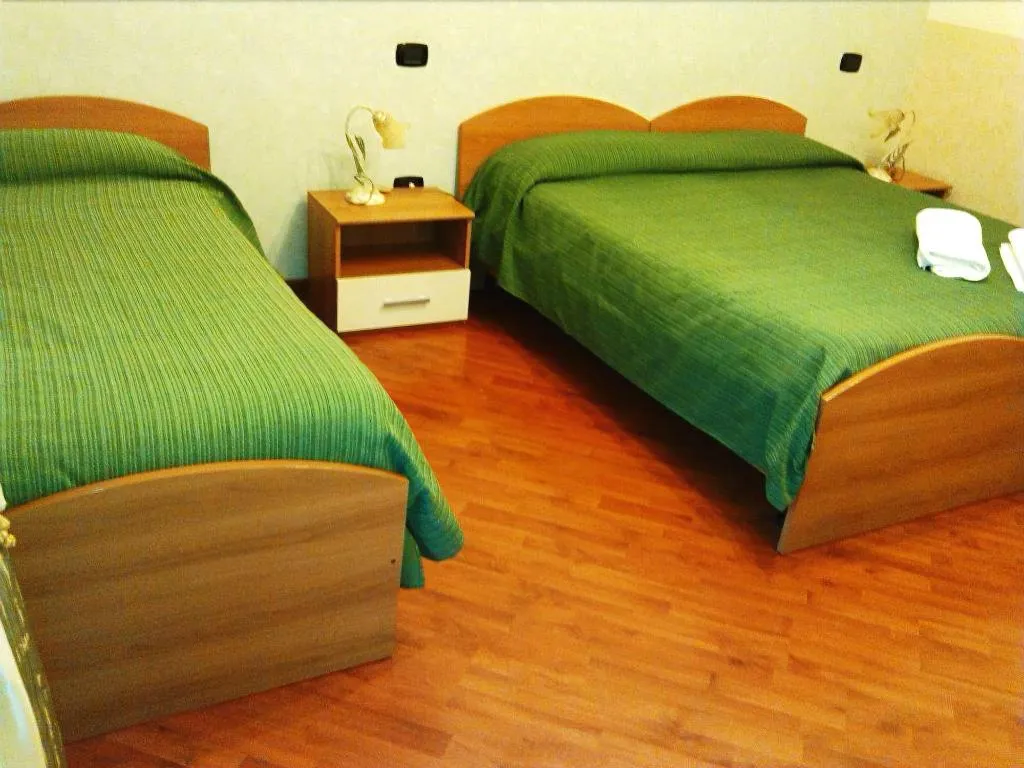 Room, Bed And Breakfast Medea, Naples