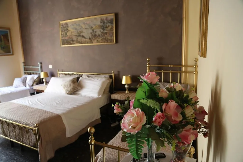 Room, Riverbanks, Florence