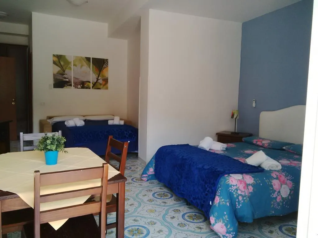 QUADRUPLE STANDARD Room, Sorrento Town Suites, Naples