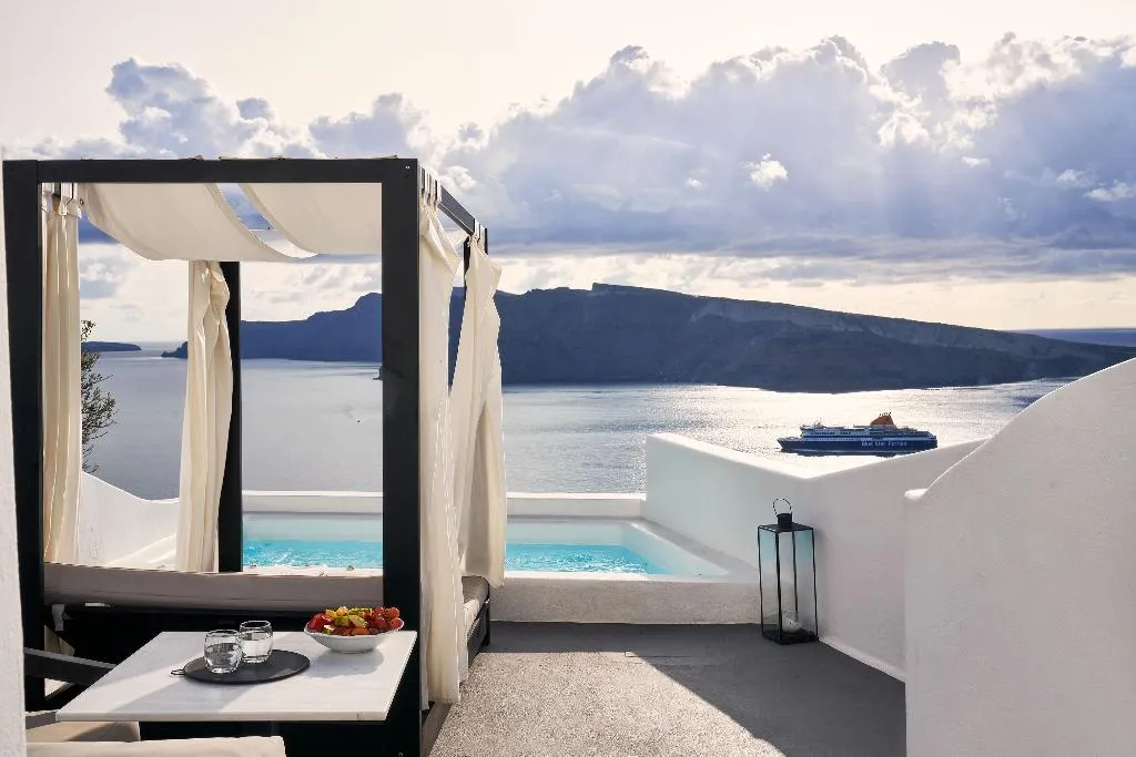SUITE DELUXE WITH PRIVATE POOL Room, Charisma Suites, Santorini