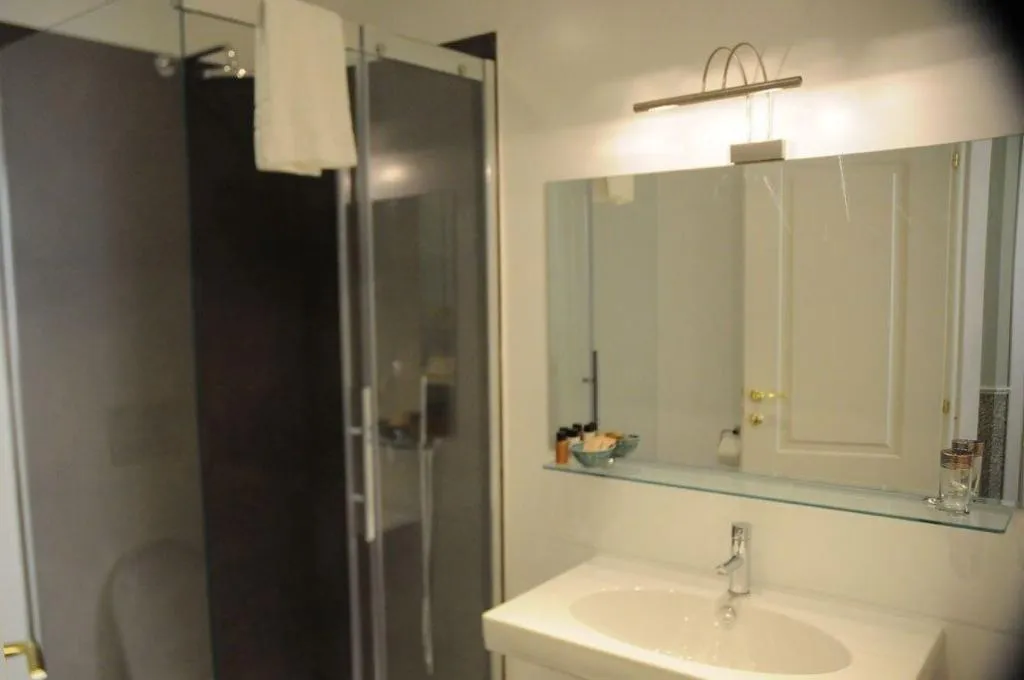 Room, Relais Teatro Argentina, Rome