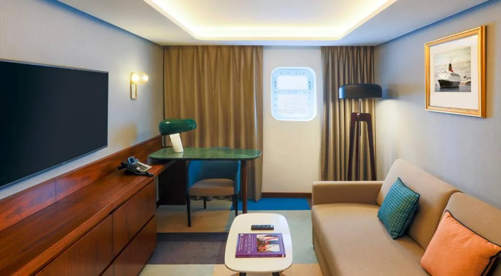 SUITE KING SIZE BED Room, Queen Elizabeth 2, Dubai