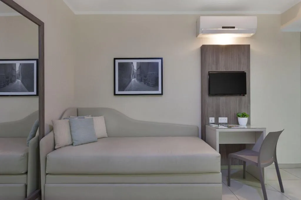 FAMILY ROOM STANDARD Room, Hotel 115 The Strand Hotel and Suites, Malta