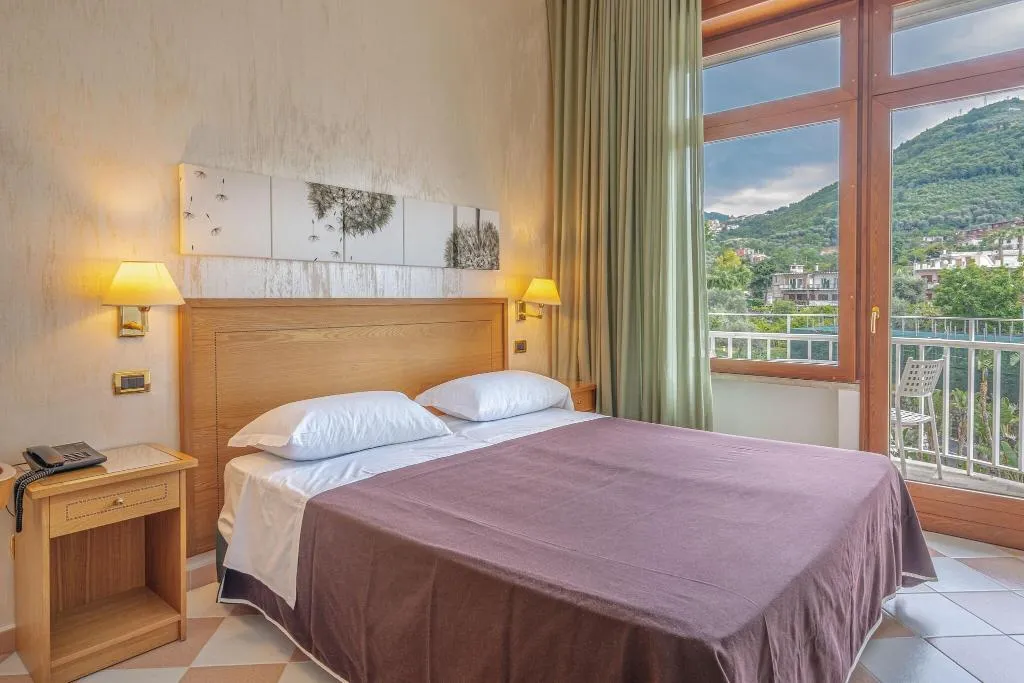 Room, Grand Hotel Moon Valley, Naples