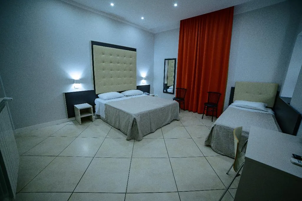 TRIPLE BASIC Room, Hotel Demó, Milan