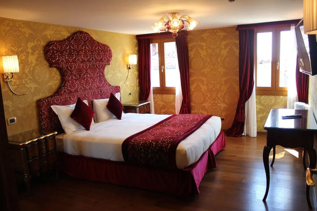 Double or Twin SUPERIOR ONE BEDROOM Room, Casanova, Venice