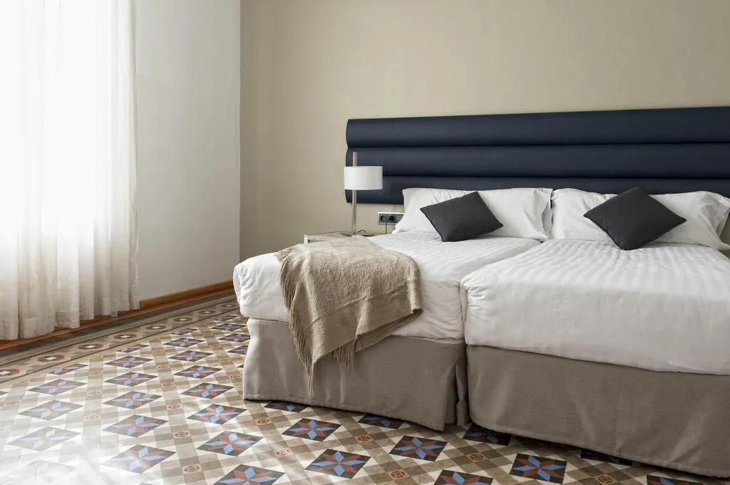APARTMENT CAPACITY 4 TWO BEDROOMS Room, MH Apartments Tetuan, Barcelona