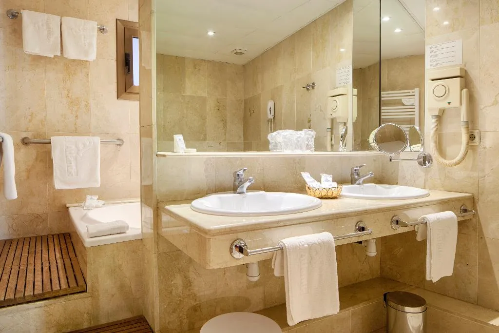 JUNIOR SUITE STANDARD Room, Atlantis, Barcelona