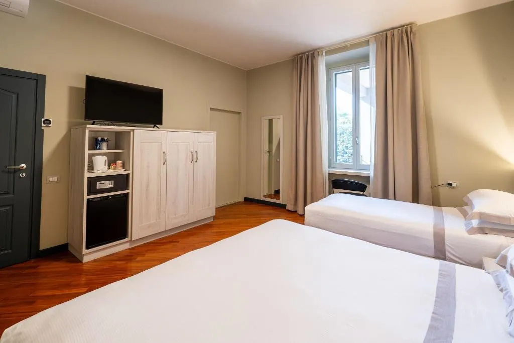 TRIPLE KING SIZE BED Room, Albergo Centrale, Milan