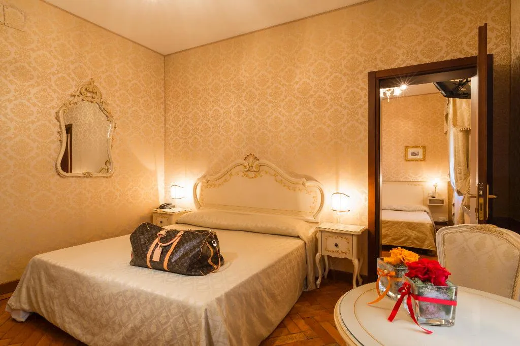 TRIPLE CLASSIC Room, Palazzo Guardi, Venice