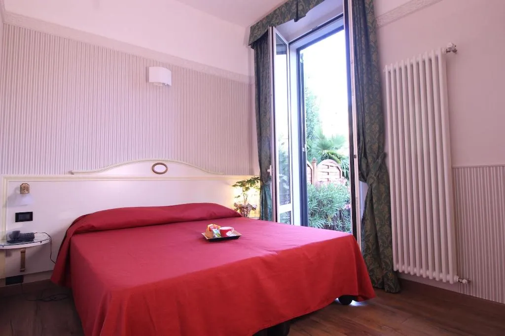 Room, Charly, Milan