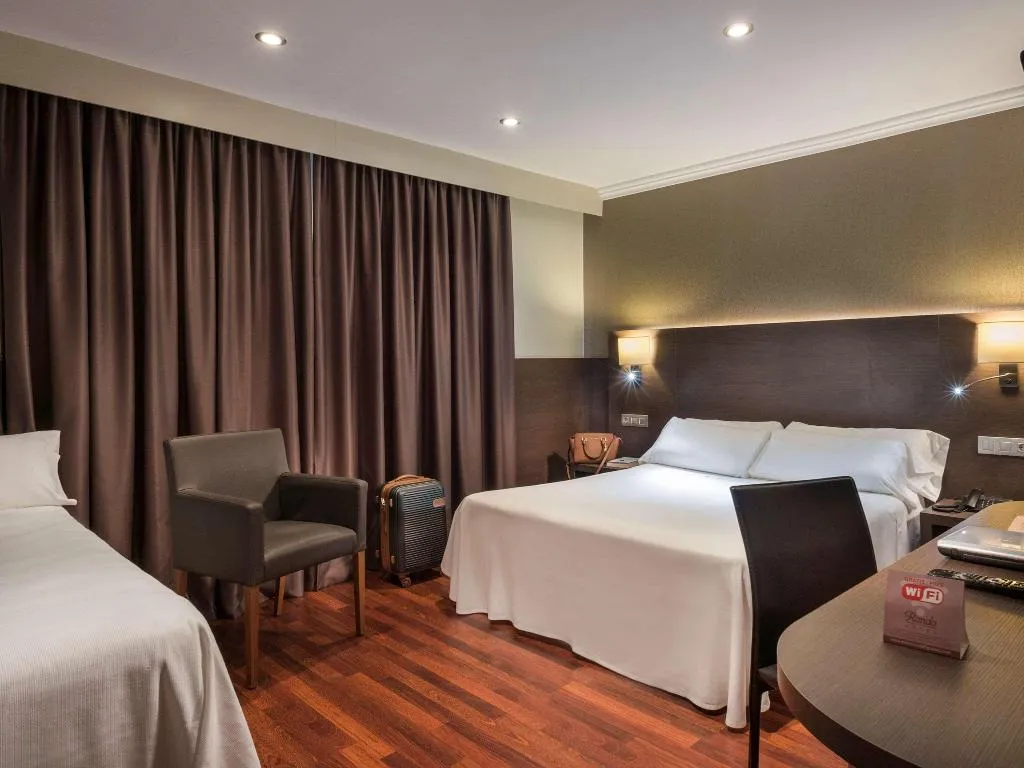 TRIPLE STANDARD Room, ibis Styles Figueres Ronda, Costa Brava