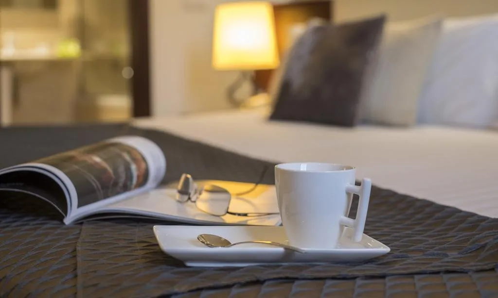 Room, Gran Ultonia, Costa Brava
