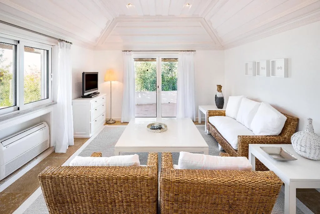 VILLA SIX BEDROOMS TWO BATHROOMS Room, Shantivillas, Algarve