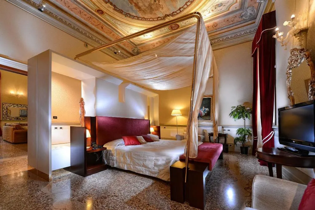 SUITE KING SIZE BED Room, Ruzzini Palace, Venice