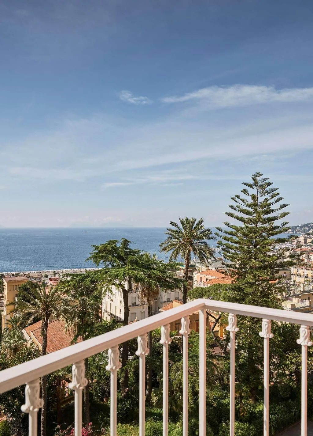 DOUBLE DELUXE SEA VIEW Room, de Bonart Naples-Curio Collection by Hilton, Naples