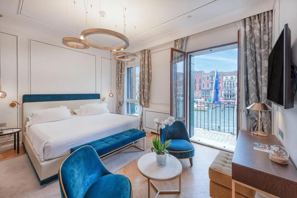SUITE KING SIZE BED Room, H10 Palazzo Canova, Venice