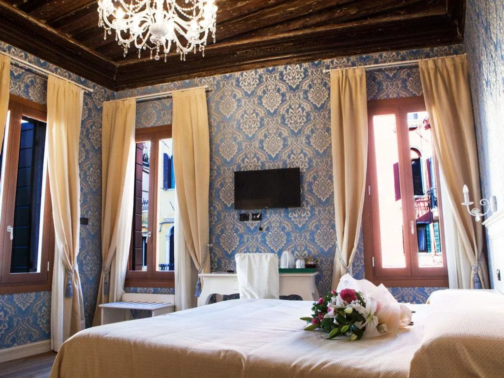 JUNIOR SUITE CANAL VIEW Room, Charming Palace Santa Fosca, Venice