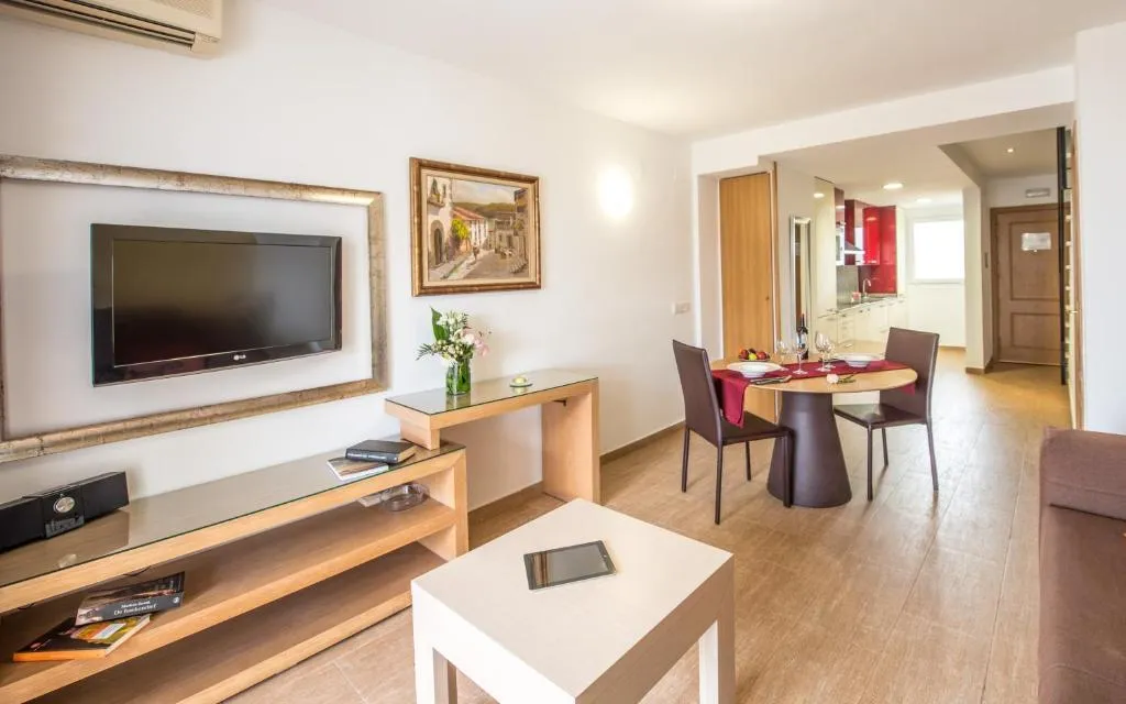 APARTMENT CAPACITY 6 TWO BEDROOMS Room, Ona Aucanada, Majorca