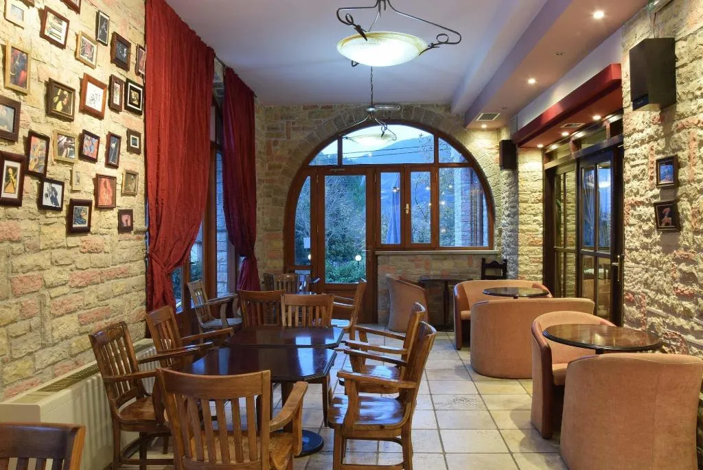 Bar, Mont Helmos, Athens
