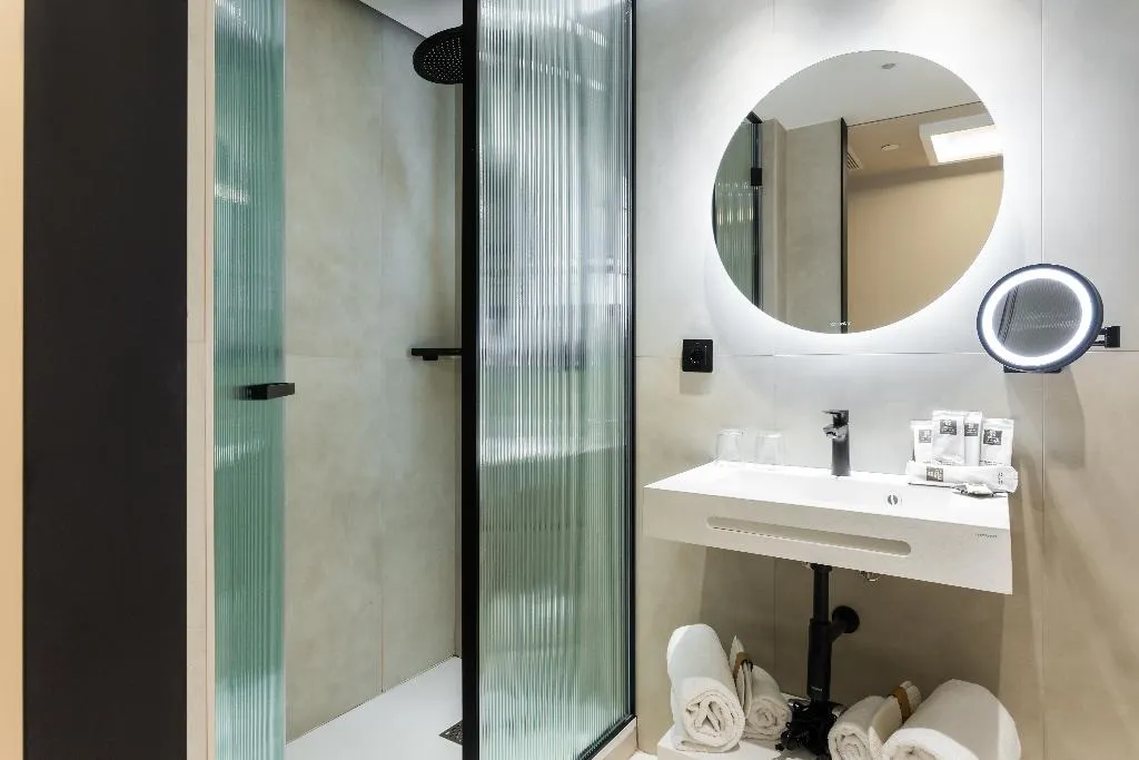 DOUBLE SINGLE USE QUEEN SIZE BED Room, Royal Ramblas, Barcelona