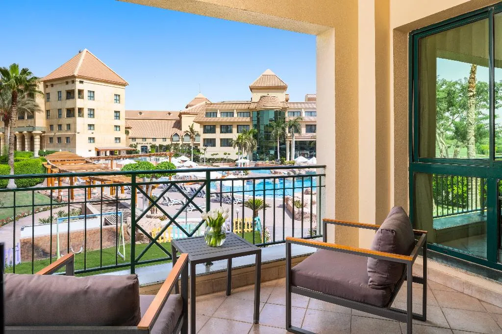 SUITE DELUXE KING BED Room, Hilton Pyramids Golf, Cairo