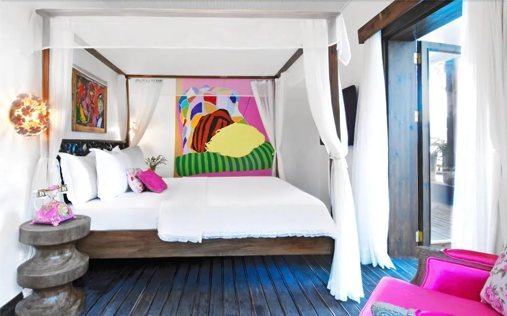 Room, Sabrina's Haus, Dalaman
