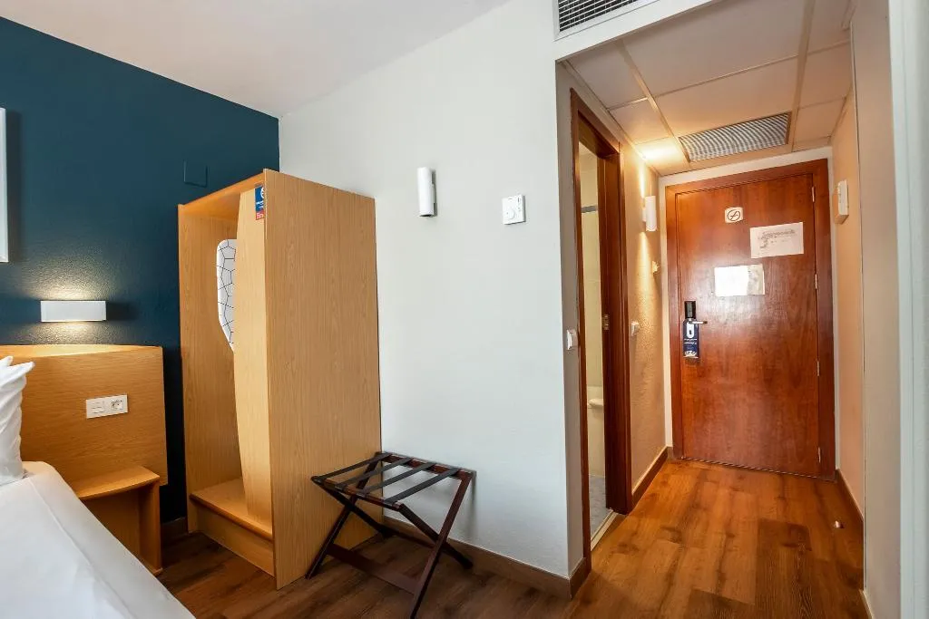 TWIN STANDARD Room, Travelodge Alicante Puerto, Costa Blanca