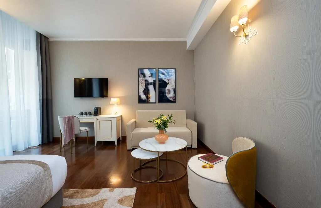 JUNIOR SUITE CAPACITY 3 Room, Leonardo Boutique Hotel Rome Monti, Rome