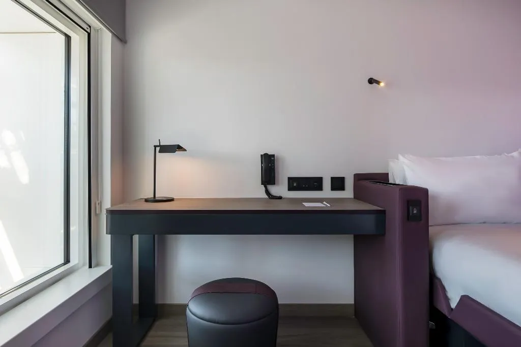DOUBLE CITY VIEW QUEEN BED Room, Yotel Porto, Porto