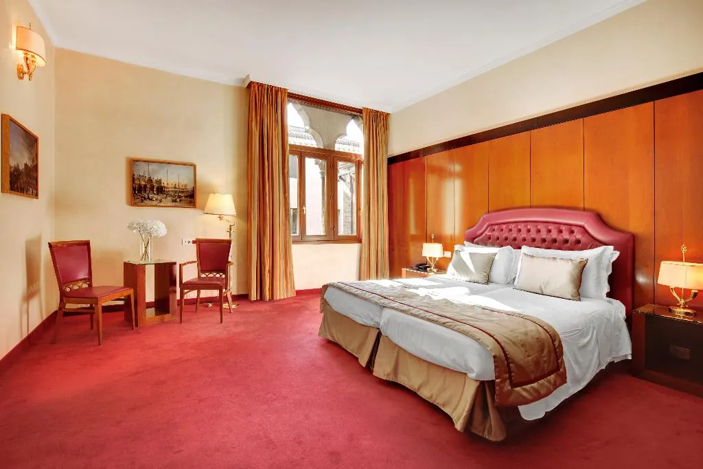 DOUBLE DELUXE Room, Dona Palace, Venice