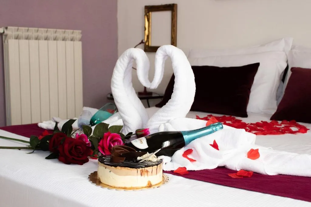 Room, Arthouse, Naples