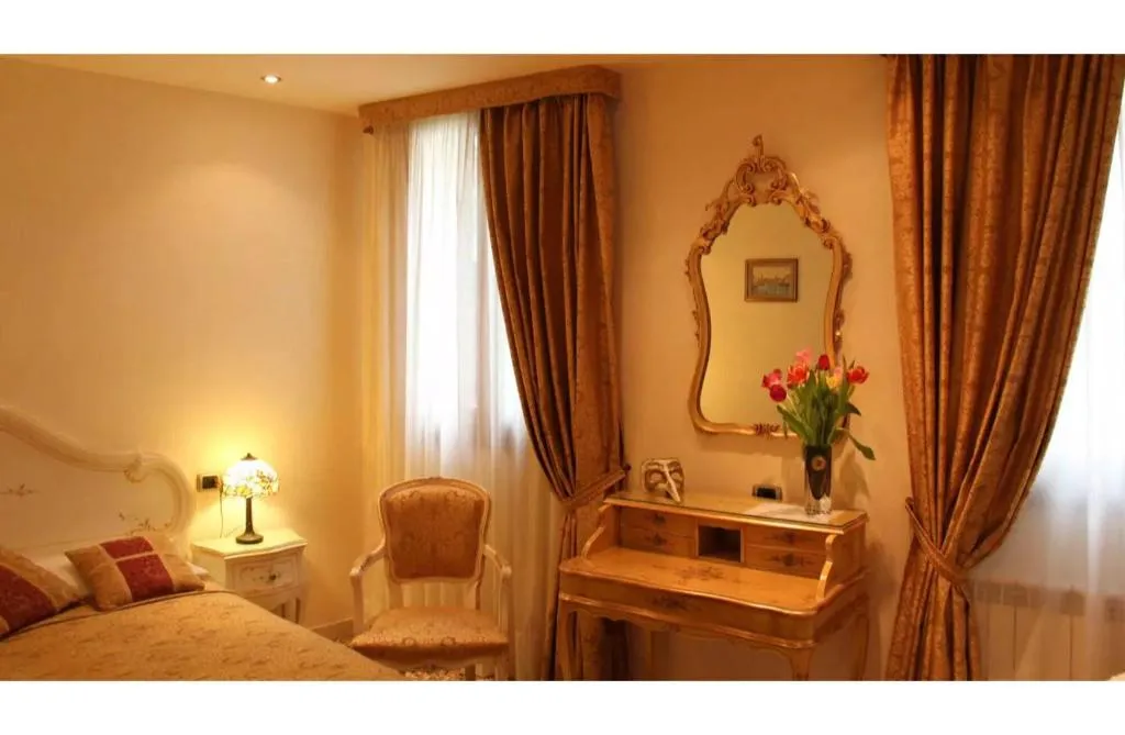 Room, Angeles Inn, Venice