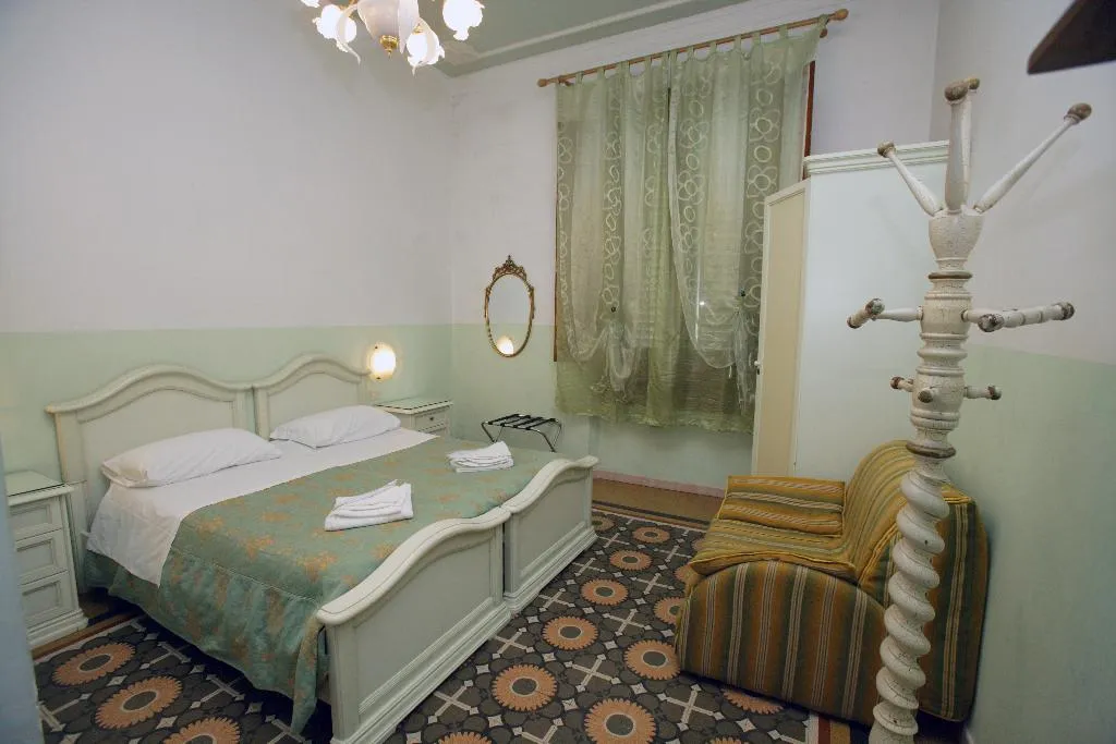 DOUBLE SINGLE USE CLASSIC Room, Desiree, Florence