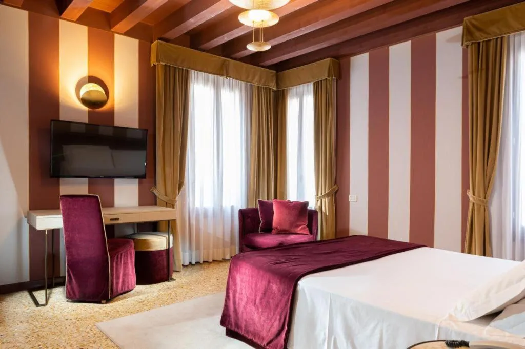 Room, Tiziano, Venice